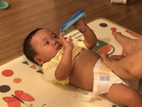 Hằng Túi tiếp tục chia sẻ những hình ảnh đáng yêu về con trai Bella, khoe cậu nhóc