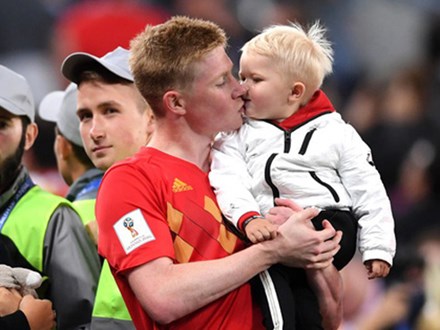 Sao tuyển Bỉ bình yên hôn con trai, dù thất bại trước cửa chung kết World Cup
