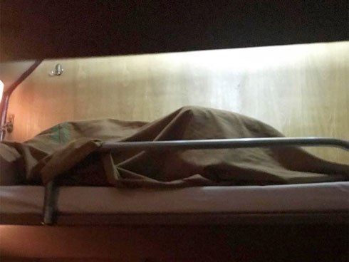 Hết ân ái trên giường bệnh viện, lại có cặp đôi