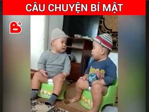 Chết cười với 2 em bé vừa ngồi bô vừa buôn chuyện không ngừng