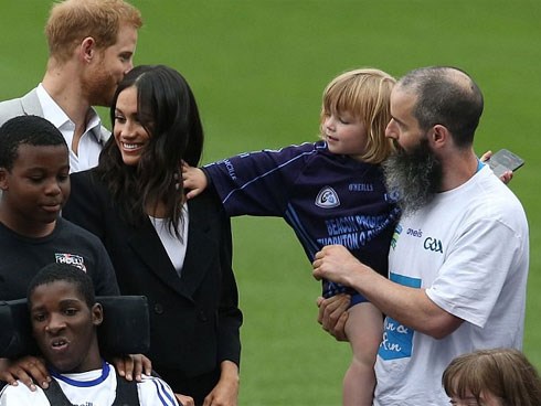 Em bé 3 tuổi gây sốt khi vỗ vai, nắm tóc, sờ má và