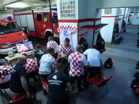Clip: Lính cứu hỏa Croatia bỏ dở loạt luân lưu của đội nhà ở trận tứ kết World Cup, mất đúng 18 giây để lên đường khi có nhiệm vụ