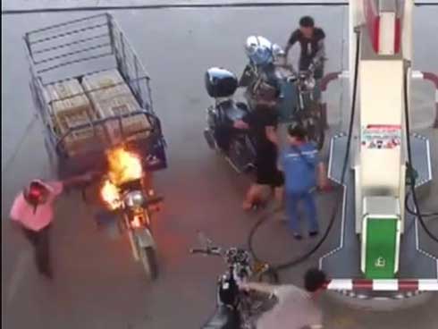 Xế hộp cháy trơ khung trên đường vành đai 3-1