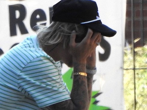 Khoảnh khắc khó hiểu: Justin Bieber mặt buồn rười rượi trước giờ ra mắt bố mẹ vợ