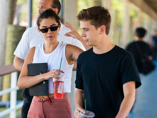 Vẫn biết cậu cả nhà Beckham quấn ái nữ tỷ phú, nhưng ai ngờ lại mùi mẫn thế này: Bàn tay hư hỏng khiến fan dậy sóng!-9