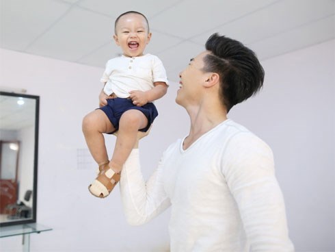 Chưa đầy 2 tuổi nhưng con trai Quốc Nghiệp đã cùng bố diễn xiếc đầy thành thục