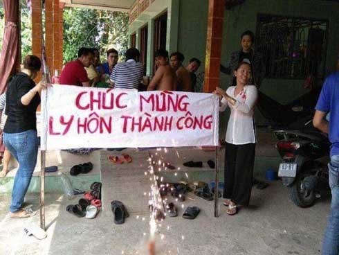 Bức ảnh hài hước nhất ngày: Vợ chồng chia tay, cả làng mở tiệc, chăng băng rôn 