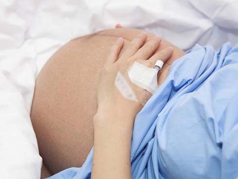 Mẹ bầu 30 tuổi nhập viện cấp cứu, khám thai xong bác sĩ bủn rủn chân tay