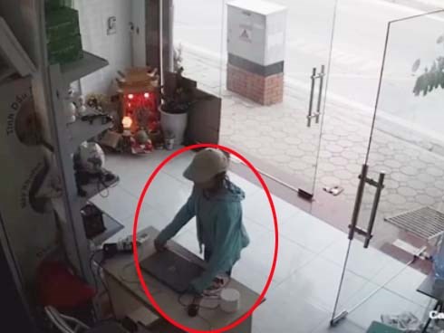 Người phụ nữ thản niên vào nhà cuỗm laptop giữa ban ngày