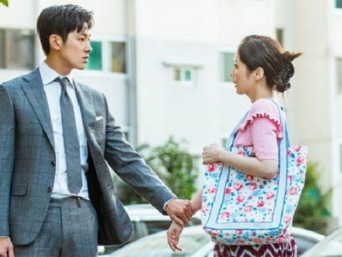 Chồng vừa thăng chức liền ép vợ ký cam kết không đòi chia tài sản, nhưng lại nhận được 