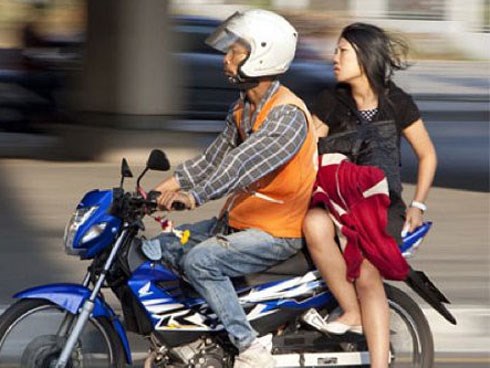 Cô gái ấm ức vì người yêu cũ chở đi công việc vẫn tính tiền như xe ôm