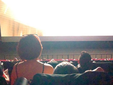 Hồn nhiên ngồi lên đùi bạn trai trong rạp chiếu phim, cô gái vô duyên hứng đủ 'gạch đá'