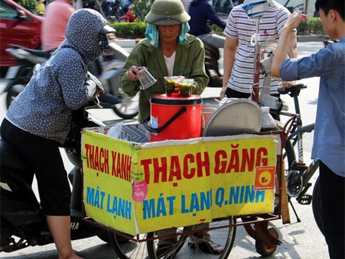 Gánh hàng rong vỉa hè thời online: Bán 300 cốc chè/ngày