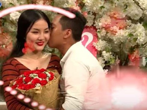 Được bạn gái rủ vào khách sạn, chàng trai chỉ hôn rồi... quay lưng ngủ