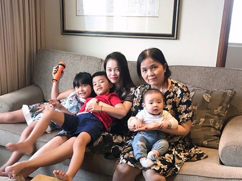 Sướng như hot mom Hằng Túi: Chồng đẹp trai chiều vợ, đến mẹ chồng cũng chăm sóc con dâu hết nấc