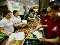 Bữa cơm đủ đầy chỉ với 2.000 đồng cho người lao động nghèo tại Hà Nội