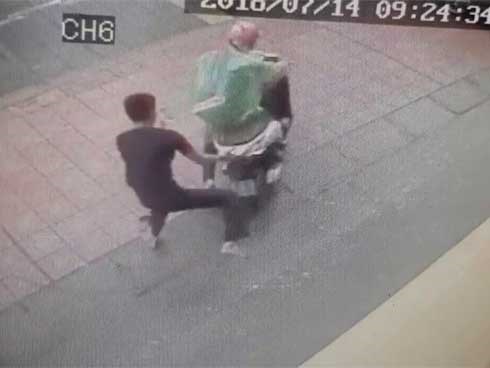Clip: Vừa vào đến cửa hiệu sách, cô gái bị nam thanh niên ''nhảy xe'' SH trong tích tắc