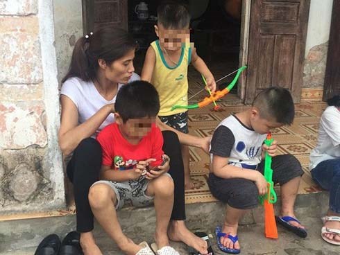 Con trẻ liên tục rơi nước mắt, đòi xuống Hà Nội cùng mẹ vụ bệnh viện trao nhầm con