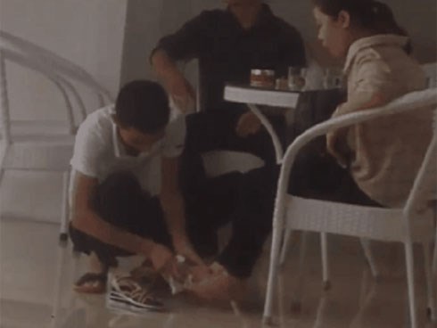 Sau cơn mưa, clip ghi lại cảnh chàng trai ngồi xổm lau dép, lau chân cho bạn gái gây tranh cãi
