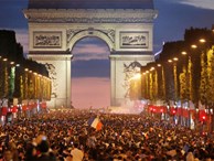 Triệu người Pháp chạy bộ vào trung tâm Paris ăn mừng chiến thắng