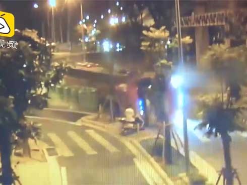 Xe tải chở hàng lật nhào ở khúc cua, người đàn ông thoát chết kỳ diệu
