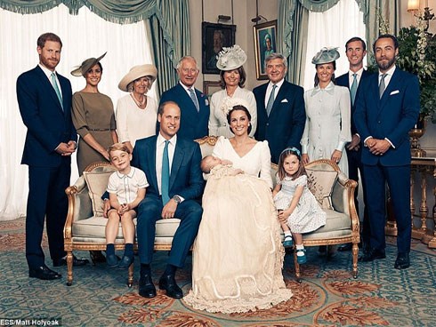 Công bố ảnh chính thức lễ rửa tội Hoàng tử Louis: Gia đình William - Kate hạnh phúc rạng ngời, nhà ngoại đẹp