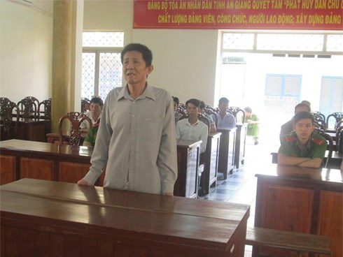 Chồng tạt axit đậm đặc lên người vợ và cháu ngoại vì không chịu về nhà