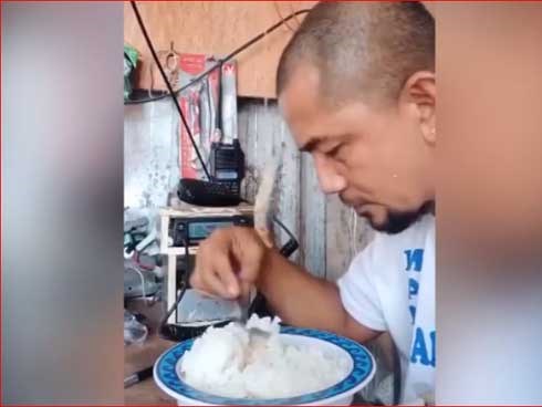 Món cá ngửi của người đàn ông khiến chị em phát thèm