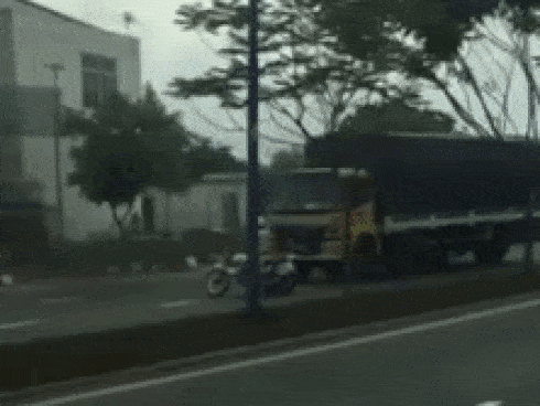 Bị CSGT chặn đầu xe, tài xế xe tải húc đổ xe cảnh sát rồi bỏ trốn