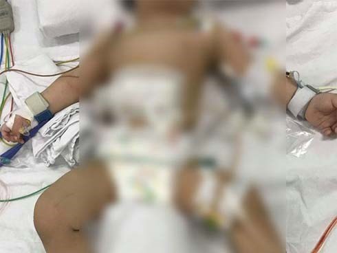 Bé trai bị mẹ ruột cầm dao đâm 8 nhát vào bụng đã tỉnh lại