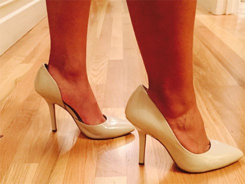 Khoe mình mua được đôi giày 'xịn' với giá 90 nghìn, cô vợ bất ngờ vì chồng tỏ vẻ không hài lòng, lại còn rơm rớm nước mắt