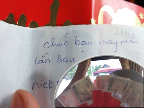 Trao phong bao lì xì rút hết tiền còn đính kèm mẩu giấy kém duyên, mấy nàng bê tráp bị ném đá rào rào-3