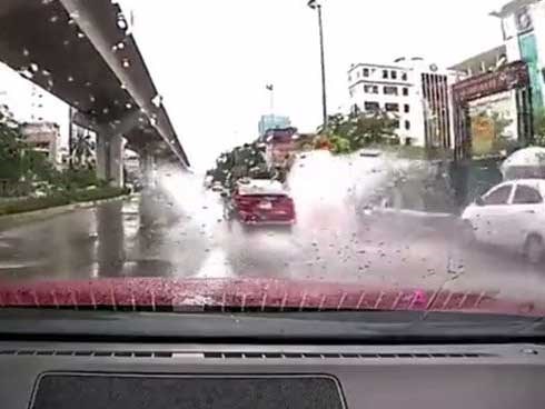Ô tô thản nhiên té nước vào người đi xe máy