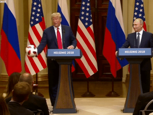 Video: Ông Putin cưỡi ngựa cùng các nữ cảnh sát xinh đẹp nhân ngày 8/3-1