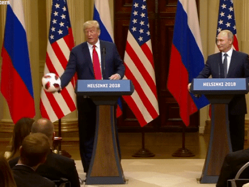 Ông Trump gây bất ngờ khi tung cho vợ quả bóng World Cup được Tổng thống Nga tặng trong họp báo