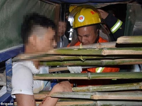 Bị 4 cọc tre dài ngoằng đâm xuyên người vẫn nói chuyện như thường