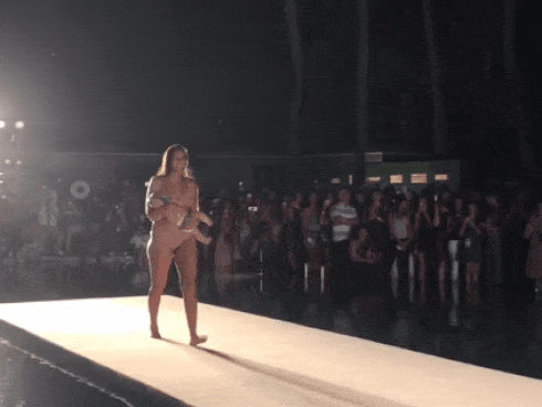 Lần đầu tiên trên sàn catwalk, người mẫu vừa trình diễn bikini vừa cho con bú