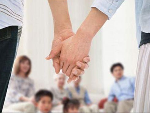 Bạn trai dẫn về ra mắt, bố mẹ tiếp đón niềm nở nhưng tôi phát hiện sự thật chết lặng