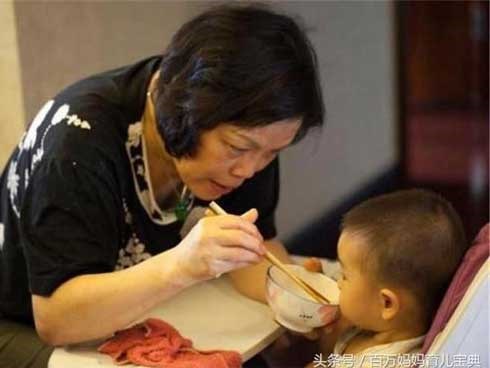 Bé gái 2 tuổi bị viêm loét dạ dày vì bà thường cho ăn kiểu này, nhiều người cũng mắc