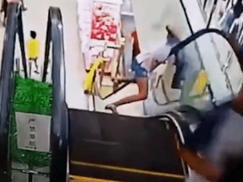 Cô gái bị kẹt đầu ở thang cuốn, người xung quanh chỉ nhìn rồi 'chuồn thẳng'