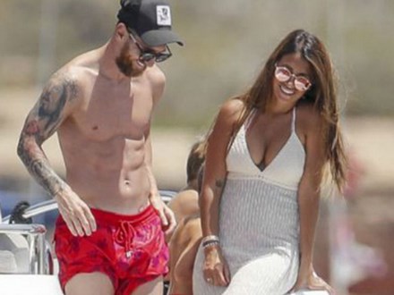 Messi hưởng lạc bên vợ xinh, đòi Barca 