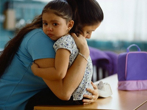 Con gái khóc ngặt không cho bố tắm, tôi quát tháo rồi ân hận khi cởi áo con-2