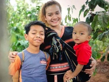 Cô gái 28 tuổi làm mẹ của 2 đứa trẻ bị bỏ rơi: “Tôi sống là các con cũng sống”