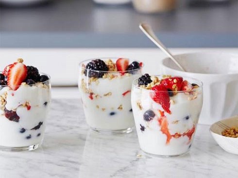 Mách chị em cách làm sữa chua hoa quả đơn giản mà ngon cho cả nhà