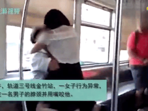 Trung Quốc: Cãi nhau chán với chồng, người phụ nữ bỏ lên tàu điện ngầm cắn người rồi lột sạch đồ đứng giữa lối đi