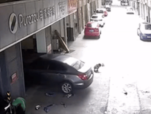 Bé trai may mắn sống sót sau khi bị bố lùi xe phải