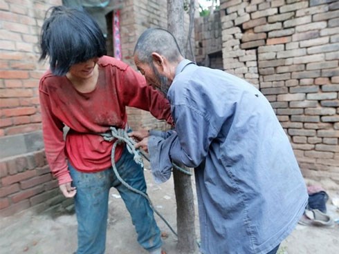 Câu chuyện éo le của ông lão 'nhặt vợ' bên đường về chung sống, mỗi ngày đi làm đều phải trói vợ trói con lại