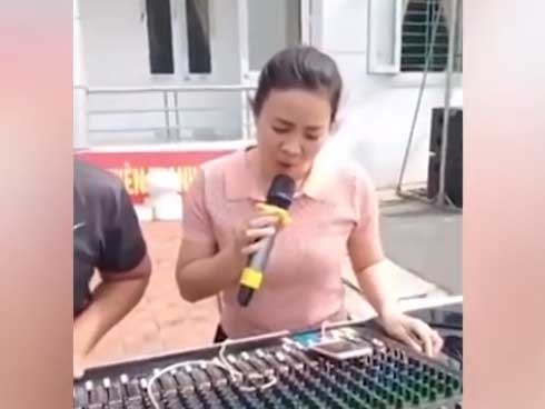 Cô gái thử mic khiến Anh Thơ cũng phải ngạc nhiên