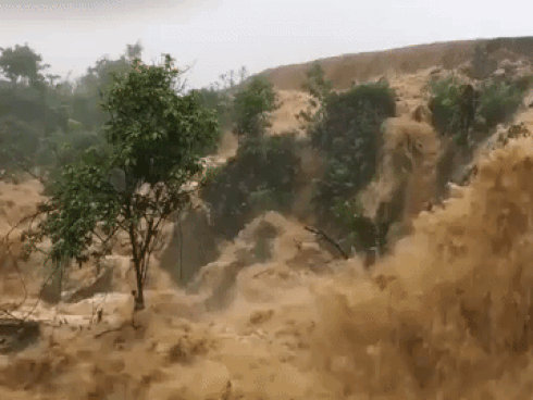 Mưa lũ kinh hoàng 'đổ bộ' thị trấn du lịch đẹp nhất miền Bắc Phiêng Luông Mộc Châu