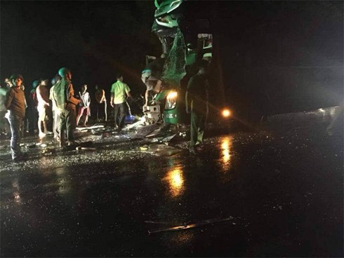 NÓNG: Tai nạn giữa 2 xe khách, 24 người bị thương